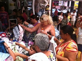 Troca de presentes de Natal movimenta comércio em Maringá